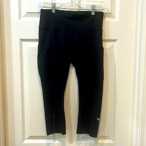 Lululemon Calf Length Leggings with side pockets. Size 8.